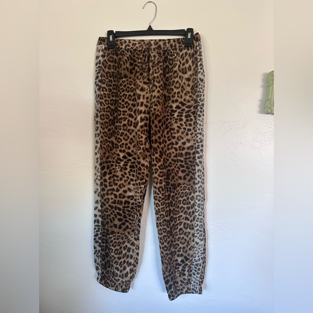 ROYAL PALMS love & legacy, THE OLIVIA SILK JOGGER IN DOLCE VITA ANIMAL PRINT - Picture 3 of 5